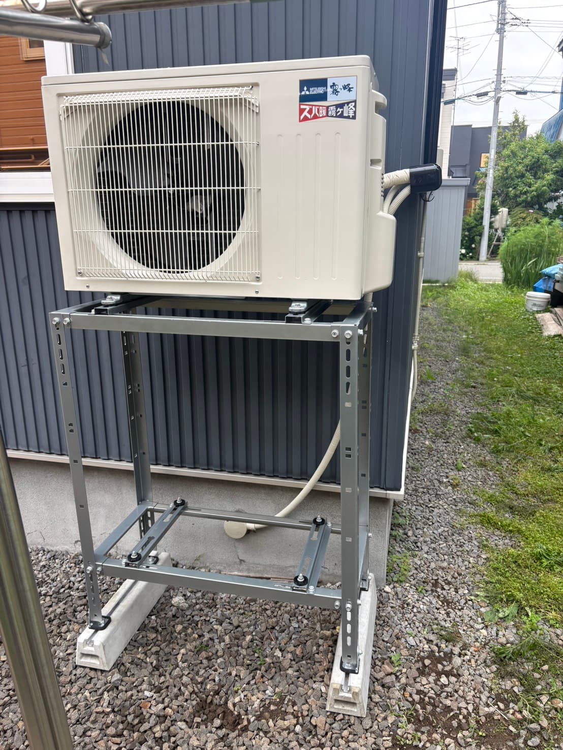 三菱電機 ズバ暖 霧ヶ峰の室外機設置(積雪対策の架台仕様)