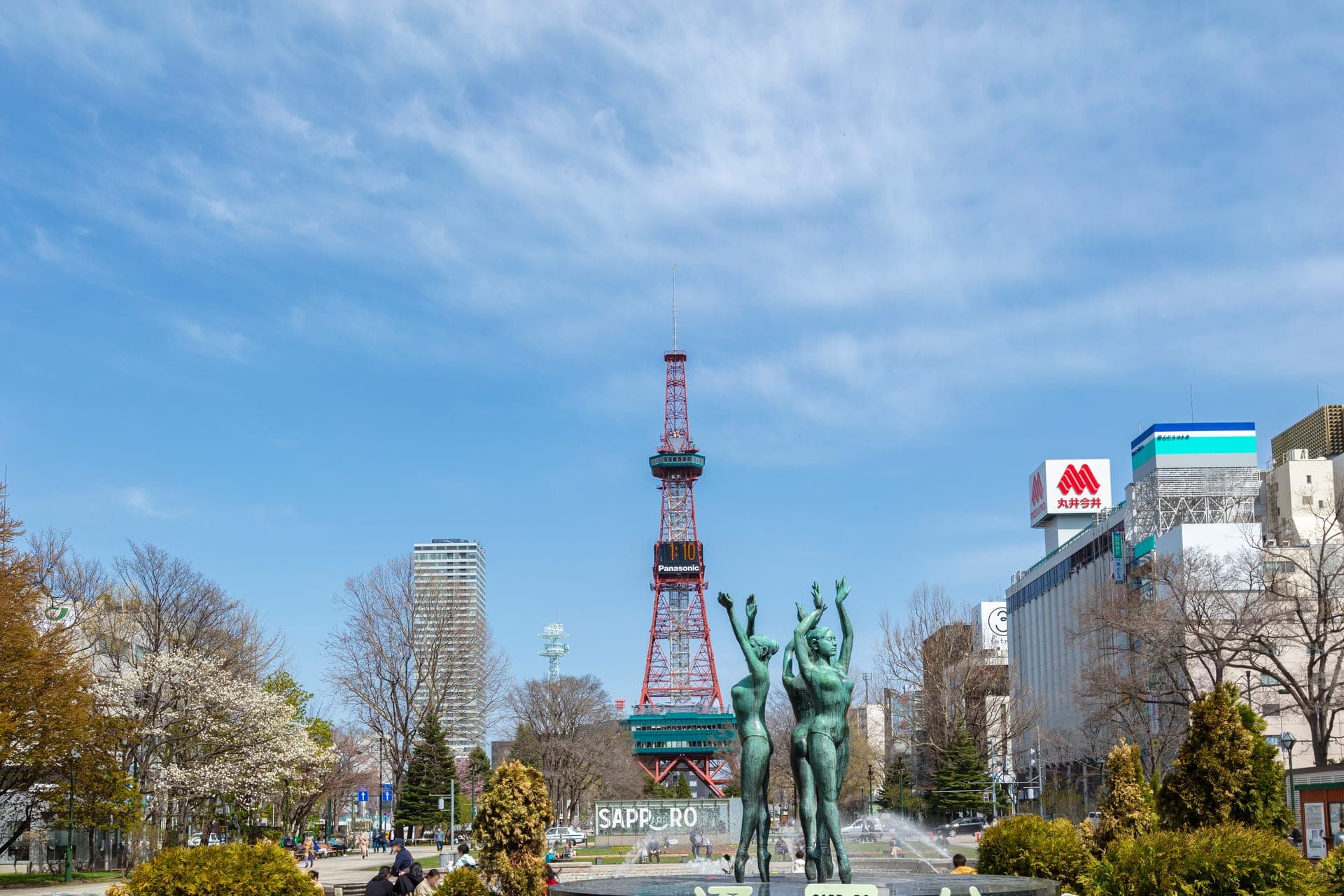 春の大通公園とさっぽろテレビ塔